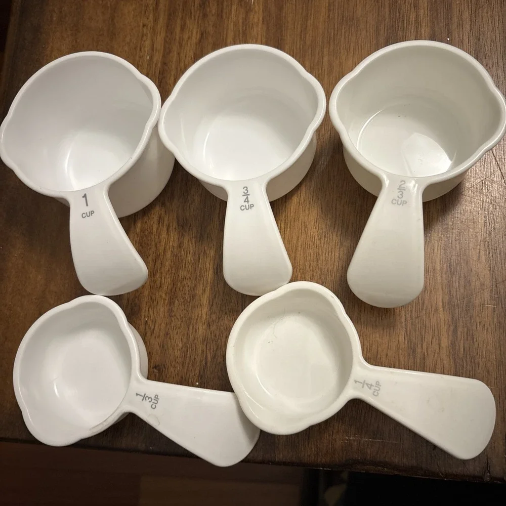 5 Vintage Tupperware White Curved Handle Plastic‎ Measuring Cups